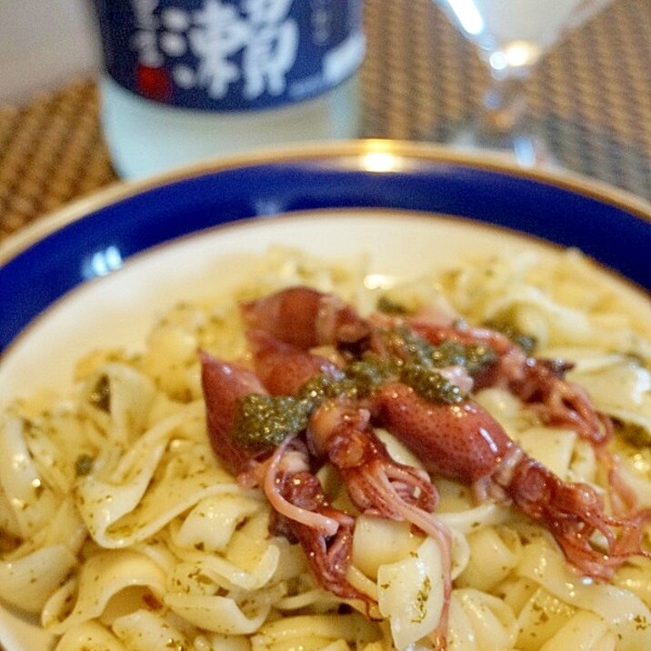 日本酒にワインに、ホタルイカジェノベーゼうどん